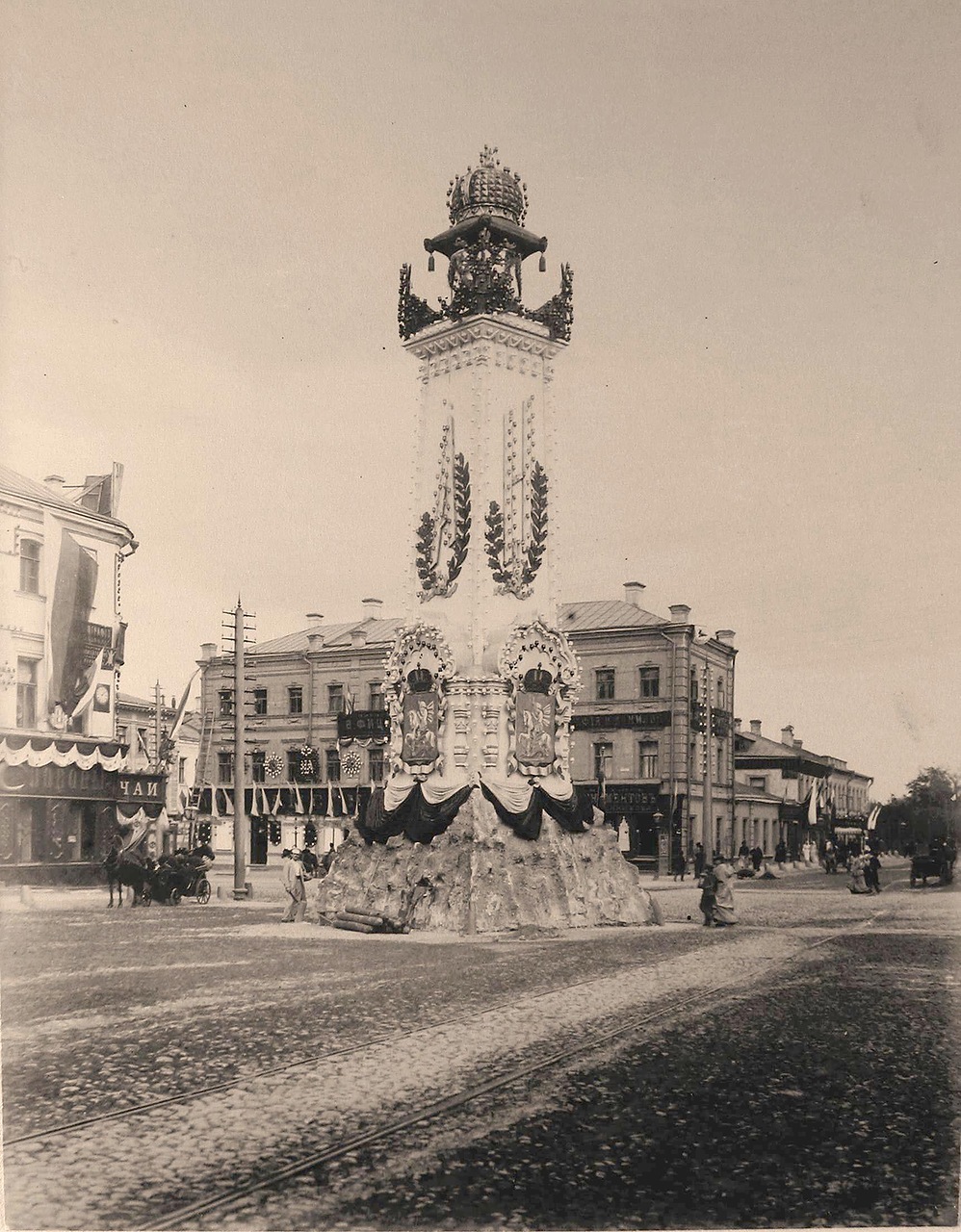 Вид одной из двух украшенных цветами, флагами, иллюминацией к торжествам коронации колонн (высотой 49 футов, увенчанной изображением императорской короны), установленной на углу Мясницкого проезда и Мясницкой улицы Вид одной из двух украшенных цветами, флагами, иллюминацией к торжествам коронации колонн (высотой 49 футов, увенчанной изображением императорской короны), установленной на углу Мясницкого проезда и Мясницкой улицы