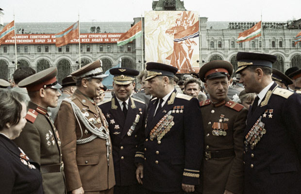 Александр Покрышкин (в центре) беседует с ветеранами ВОВ, 9 мая 1965 года. Александр Покрышкин (в центре) беседует с ветеранами ВОВ, 9 мая 1965 года. вов, герой, покрышкин