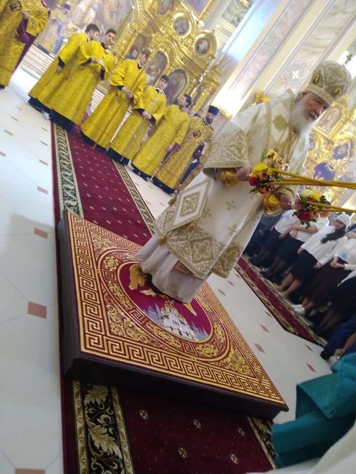 Тысячи людей пришли на освящение Ростовского собора Рождества Пресвятой Богородицы Тысячи людей пришли на освящение Ростовского собора Рождества Пресвятой Богородицы