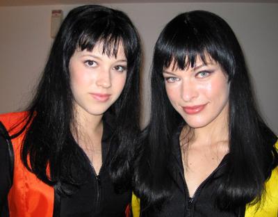 Алисия вместе с актрисой Миллой Йовович (Milla Jovovich) на съемочной площадке блокбастера «Ультрафиолет» (2006). Алисия вместе с актрисой Миллой Йовович (Milla Jovovich) на съемочной площадке блокбастера «Ультрафиолет» (2006).