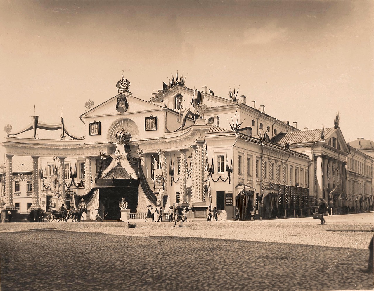 Вид углового фасада здания Московского Дворянского собрания, украшенного к тожествам коронации фасад по Большой Дмитровке иллюминирован, оформлен флагами и гербами Вид углового фасада здания Московского Дворянского собрания, украшенного к тожествам коронации фасад по Большой Дмитровке иллюминирован, оформлен флагами и гербами