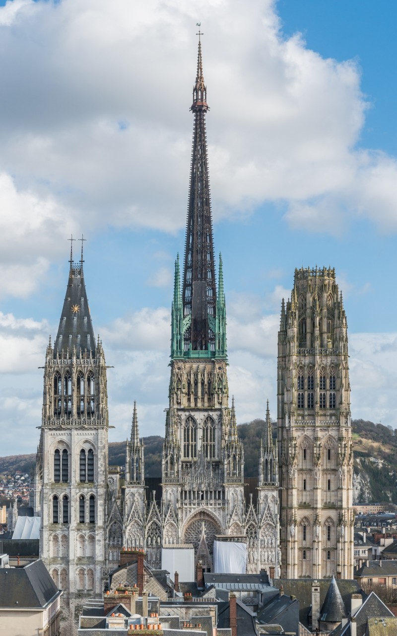 Высота Руанского собора во Франции составляет 151 метр. (DXR)