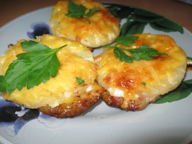 Мясо с ананасом и сыром в духовке рецепт с пошагово в Мясо с ананасом и сыром в духовке рецепт с пошагово в