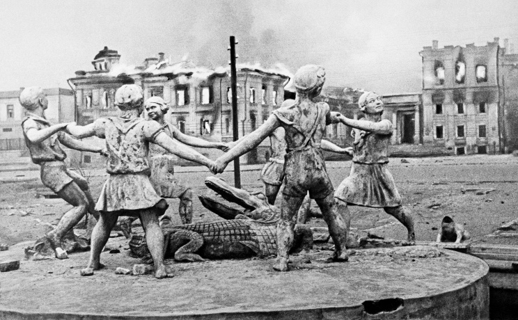ID: 10632269 Описание: Советский Союз. Сталинград. На Привокзальной площади после налета фашистской авиации, 1942 год. Эммануил Евзерихин/Фотохроника ТАСС