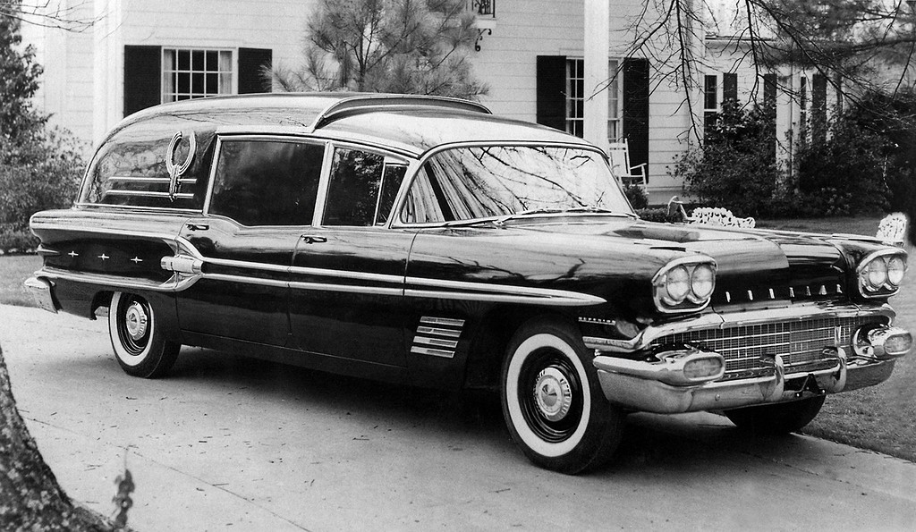 24. А это катафалк Superior-Pontiac Service Car '1958. Кузова от "неотложек" чаще всего отличались только начинкой да более скромным декором катафалк, скорая, универсал