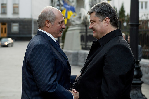 Киев. 21 декабря. Президент Белоруссии Александр Лукашенко и президент Украины Петр Порошенко (слева направо) во время встречи