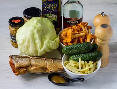 Салат из копченой горбуши с лисичками и восковой фасолью