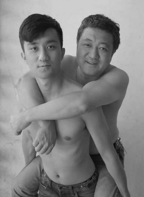 Отец с сыном каждый год делают одну и ту же фотографию (29 фото) Отец с сыном каждый год делают одну и ту же фотографию (29 фото)