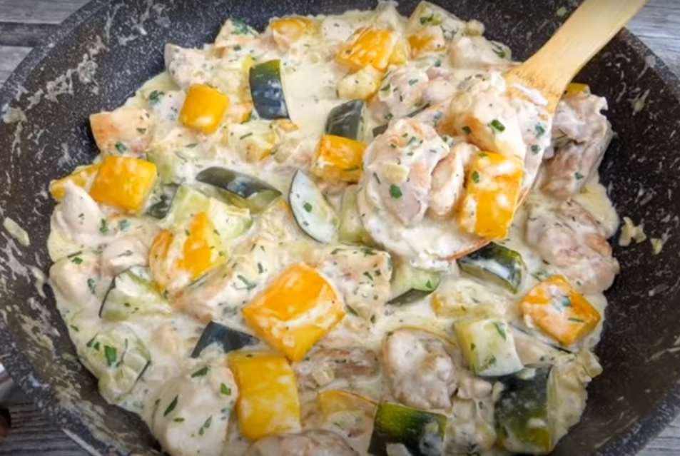 Шикарная курица с кабачками на сковороде