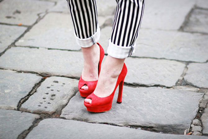 С чем носить красные туфли?