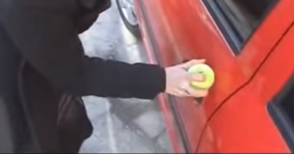 Она закрыла свою машину забыв ключи внутри, затем она прислонила теннисный мяч к замку. ГЕНИАЛЬНО!