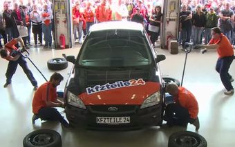 За 59,62 секунды четыре сотрудника магазина автозапчастей под названием kfzteile24 поменяли все колеса на хэтчбеке Форд Фокус без применения электроинструмента.