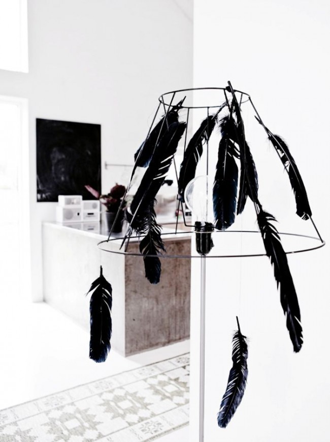 Торшер, украшенный перьями