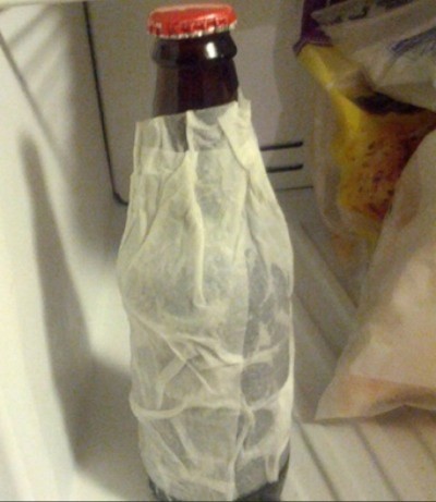 4. Забыли поставить пиво в холодильник, а друзья придут через 20 минут? Оберните бутылку влажным бумажным полотенцем и поставьте в морозилку. Через 15 минут ваше пиво будет ледяным для дома, мужчины, полезное, советы