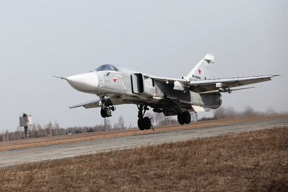 В Латакии развернуто не менее 28 российских ударных самолетов. Среди них Су-24 - основной бомбардировщик Воздушно-космических сил России, который является носителем высокоточного оружия и может наносить удары на большую глубину