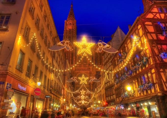 Украшенная к Рождеству улица в Страсбурге, Франция