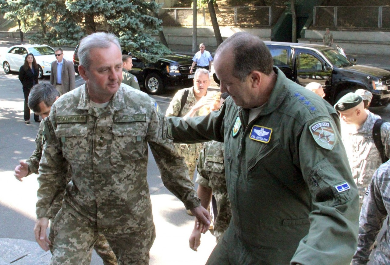 Командующий объединенными силами НАТО в Европе Филип Бридлав (справа) и Виктор Муженко перед встречей, на которой обсуждалось участие американских инструкторов в подготовке украинской армии / DR