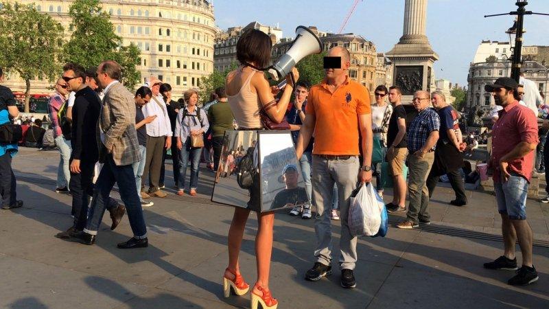 Швейцарская художница предложила всем желающим потрогать ее половые органы и грудь Швейцарская художница предложила всем желающим потрогать ее половые органы и грудь