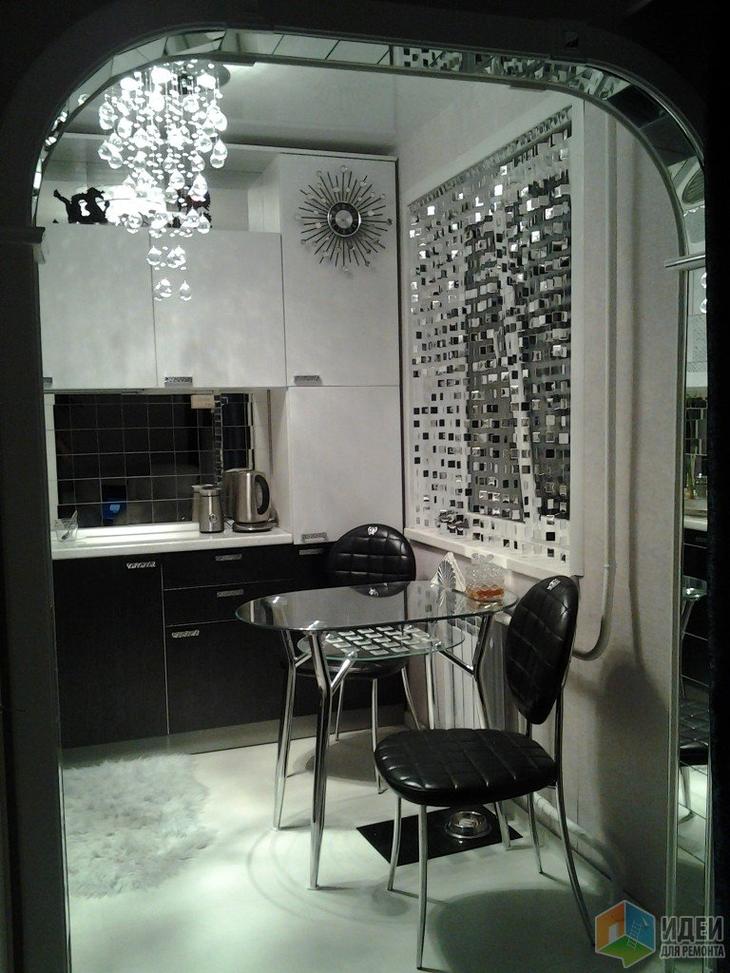 Интерьер кухни, красивая маленькая кухня, отделка арочного проема зеркальной плиткой