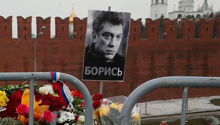 "Народный мемориал" на месте убийства Немцова опять разрушен
