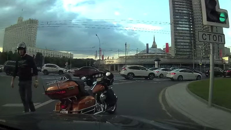 Конфликт с мотоциклистом в Москве авто, видео, конфликт на дорге, мотоциклист, хруст