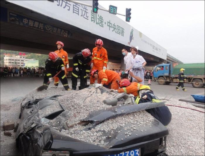 Ужасная авария, в которой водитель остался жив (6 фото)