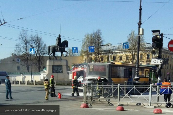 В Приморском крае автобус с пассажирами загорелся на остановке