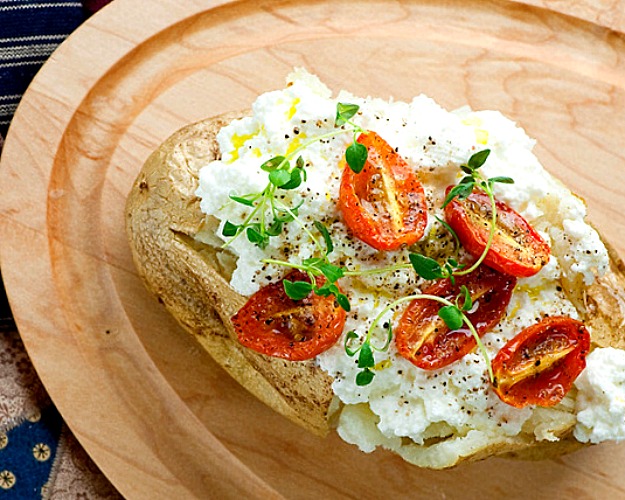 Картофель, запечённый с помидорами и сыром рикотта Картофель, запечённый с помидорами и сыром рикотта