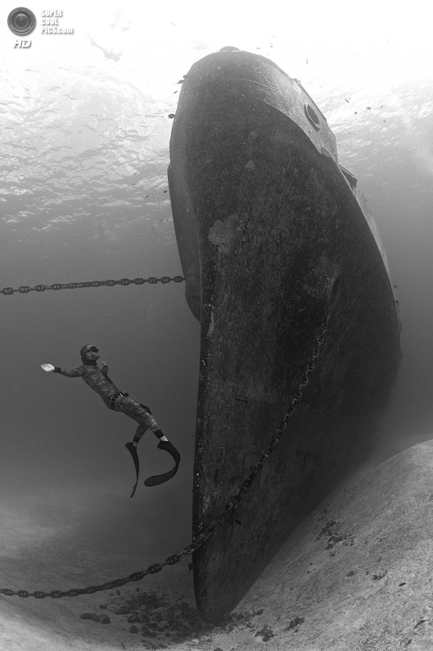 : Wide-angle/Wrecks. 1 . (Ellen Cuylaerts/UnderwaterPhotography.com)