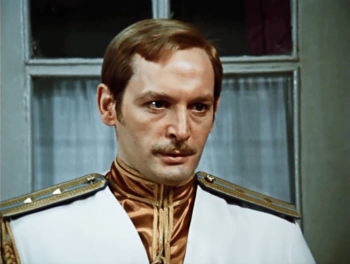 Василий Лановой в фильме *Дни Турбиных*, 1976 | Фото: kino-teatr.ru Василий Лановой в фильме *Дни Турбиных*, 1976 | Фото: kino-teatr.ru