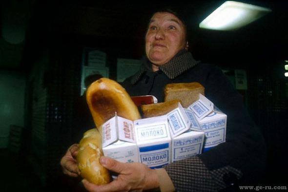 1990-й год. У тетки в руках пакеты с кефиром и молоком, батоны и половинки хлеба-кирпичика. история, очереди, пустые прилавки, ссср
