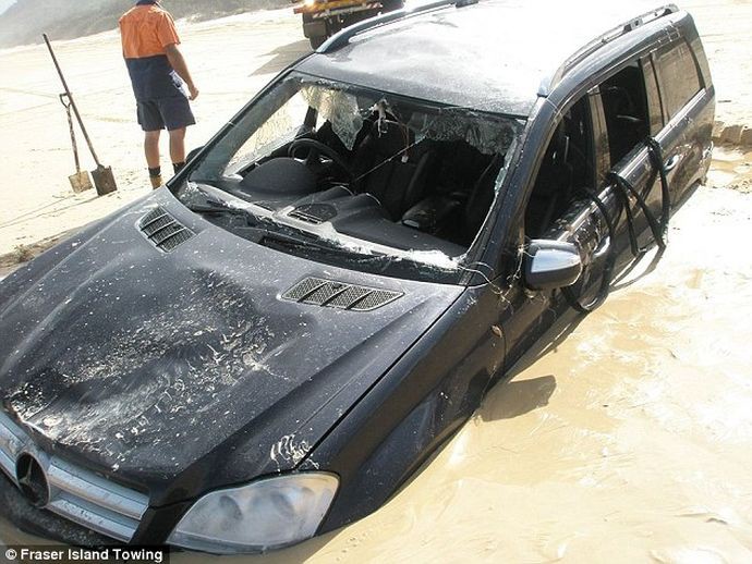 Владелец припарковал свой Mercedes на побережье mercedes-benz, авто, курьез, песок, пляж