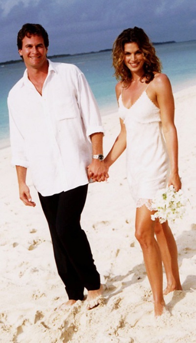 Синди выходила замуж на пляже, и однозначно, в самом уникальном свадебном платье за всю историю - ночная рубашка от John Galliano.
