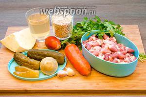 Для приготовления рассольника с куриными сердечками нам потребуется вода, куриные сердечки, корень сельдерея, перловка, солёные огурцы, перец и патиссон, огуречный рассол, 2 средние морковки и 2 луковицы, томатная паста, петрушка и зелень (ботва) редиса, чеснок, чёрный и душистый перец, лавровый лист, соль. Сметана и лимон — для подачи.