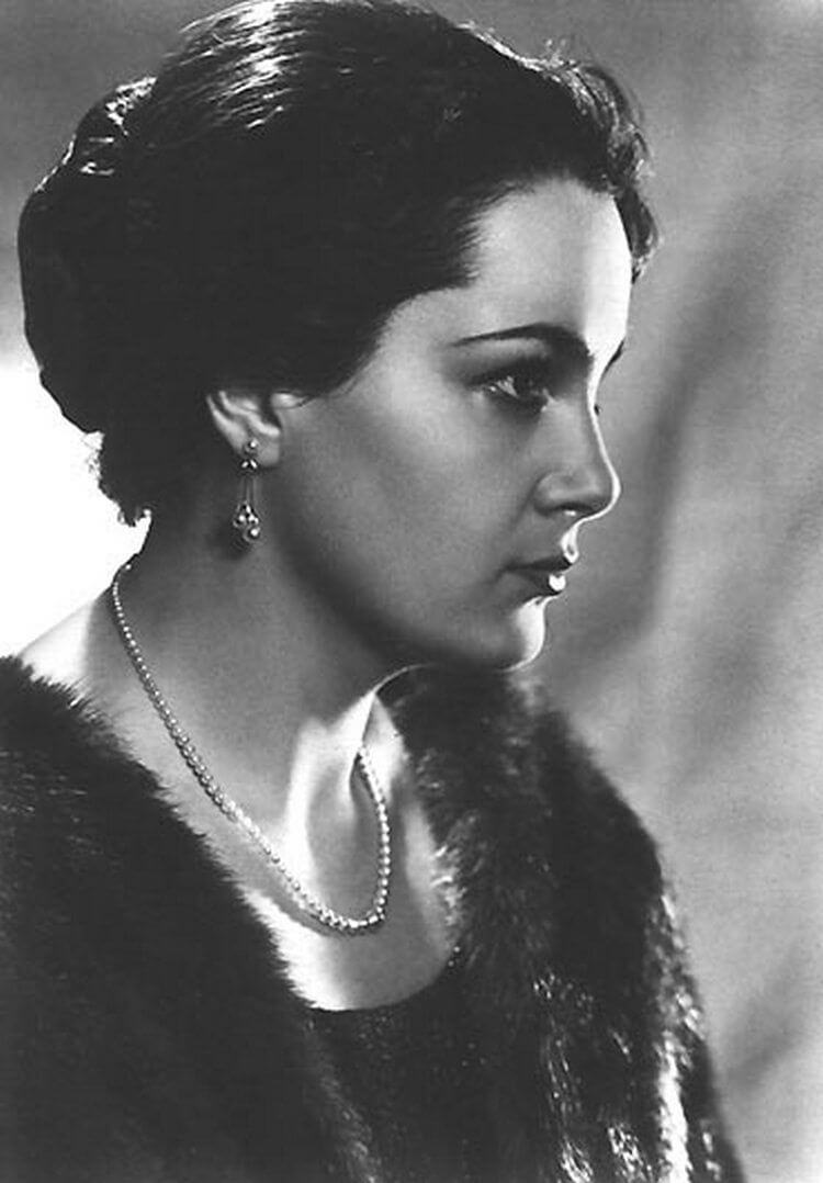 Безмерно талантливая и одинокая: 89-летняя Элина Быстрицкая рассказала о своей жизни Безмерно талантливая и одинокая: 89-летняя Элина Быстрицкая рассказала о своей жизни