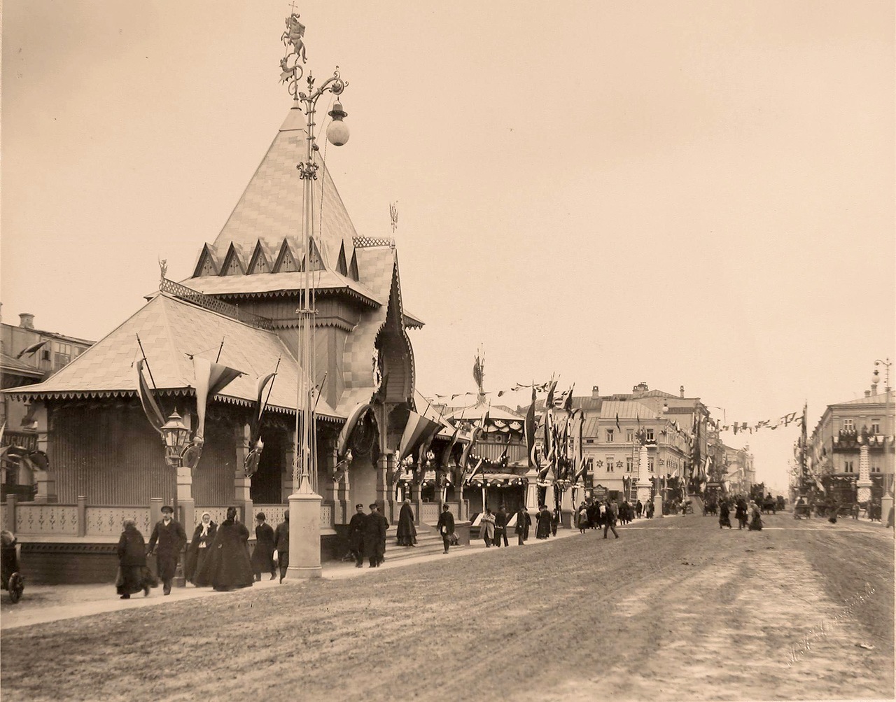 Вид павильона, построенного Московской губернской земской управой на Тверской улице у Страстного монастыря при въезде в Белый город Вид павильона, построенного Московской губернской земской управой на Тверской улице у Страстного монастыря при въезде в Белый город