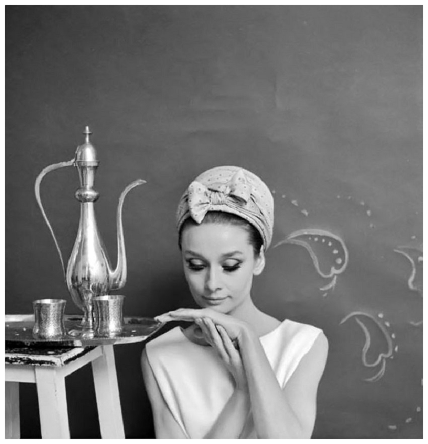 Audrey Hepburn Vogue, June 1964 Cecil Beaton.jpg Audrey Hepburn Vogue, June 1964 Cecil Beaton.jpg