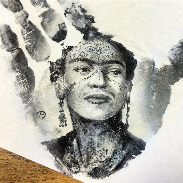 Школьный учитель рисует потрясающе реалистичные портреты на ладонях и использует их в качестве штампа