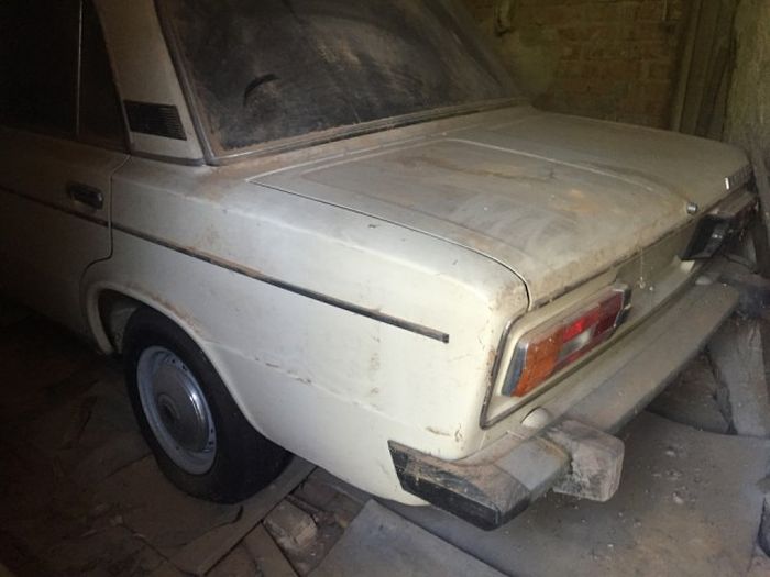 Экспортный автомобиль Lada ВАЗ-2106 нашли в гараже, заваренном 25 лет назад Экспортный автомобиль Lada ВАЗ-2106 нашли в гараже, заваренном 25 лет назад