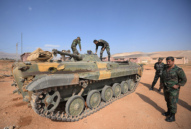 Бойцы 10-й дивизии 2-го корпуса сирийской армии на позиции у города Катана в провинции Дамаск.