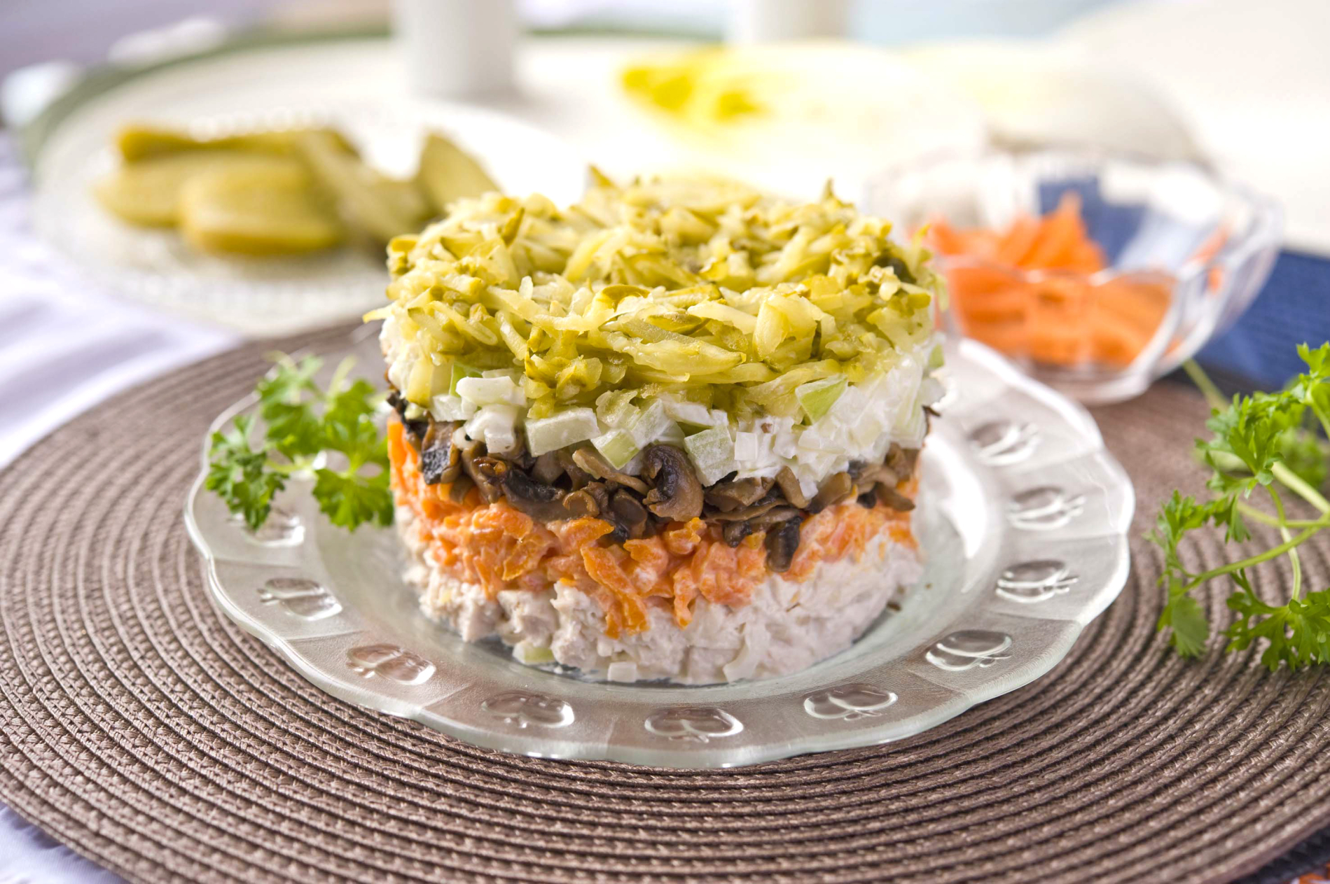 Салат обжорка рецепт с с курицей и грибами и черносливом
