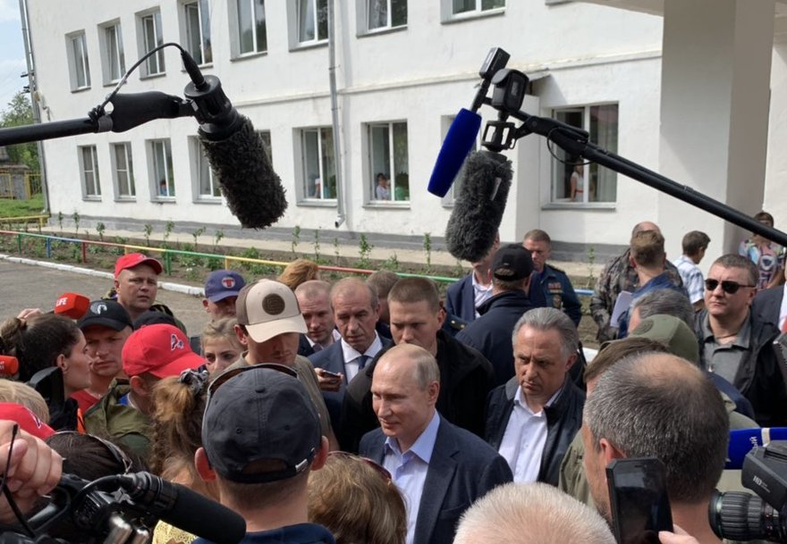 Та самая встреча Владимира Путина с пострадавшими от наводнения Та самая встреча Владимира Путина с пострадавшими от наводнения