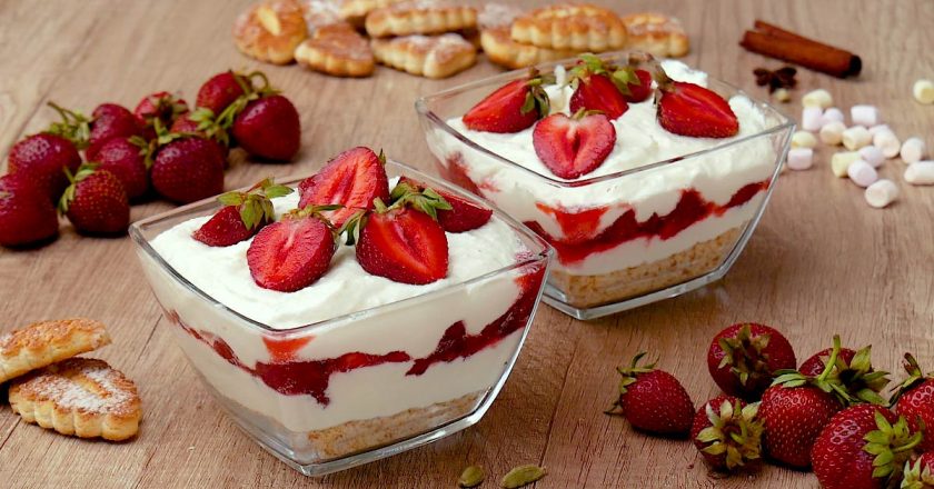 Десерт с клубникой и творогом