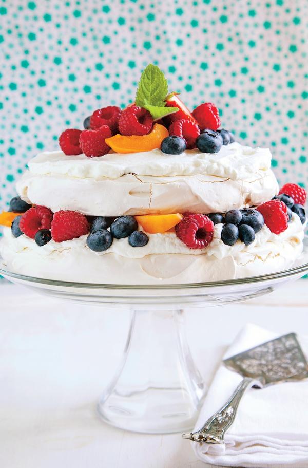 Торт-безе с белым шоколадом и летними ягодами