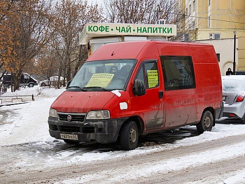 У здания ГИБДД в Рязани сиротливо стоит машина страховых посредников. Автовладельцы предпочитают покупать полис ОСАГО непосредственно в офисах страховых компаний.