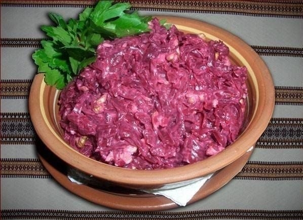 Свекольный салат с сыром и яйцом