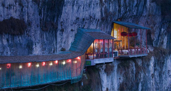 Ресторан рядом с пещерой Sanyou над рекой Янцзы, провинция Хубэй, Китай природа.красота, факты
