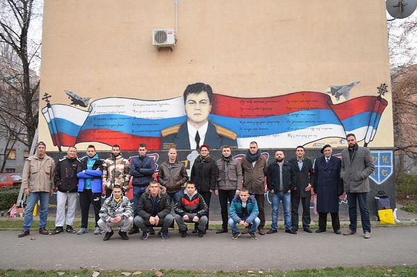 Сербы посвятили настенное панно летчику герою России Сербы посвятили настенное панно летчику герою России