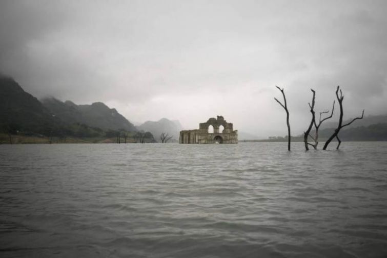 затопленная церковь в Мексике, затопленная церковь над водой, затопленная мексиканская церковь