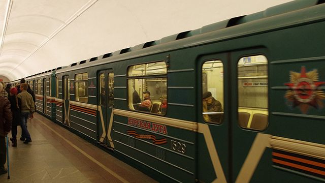 Упавшей под поезд на станции метро 